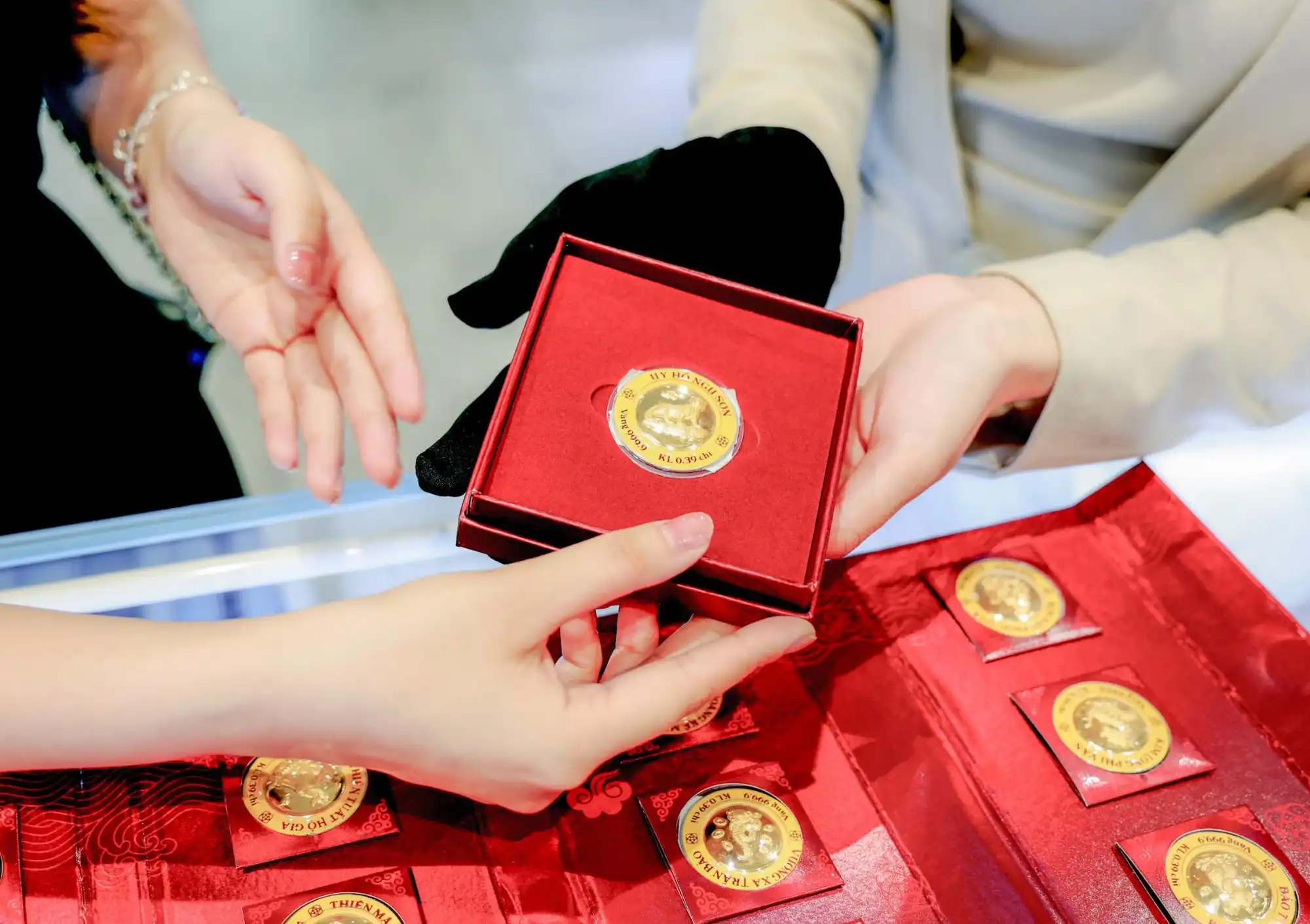 Ngày Thần Tài – Khoảnh khắc người Việt gửi gắm niềm tin vào một năm “đăng hoa”- Ảnh 3. Ngày Thần Tài – Khoảnh khắc người Việt gửi gắm niềm tin vào một năm “đăng hoa”- Ảnh 3.