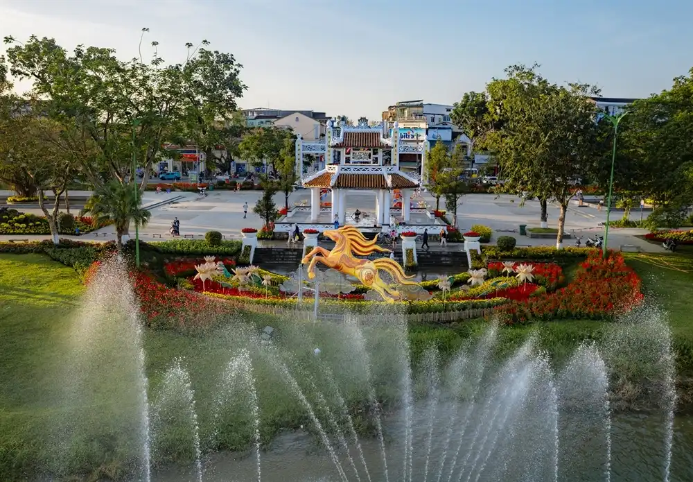 Tổng thể linh vật Ngựa tại Hội Xuân Huế 2026 không hướng đến việc mô phỏng hình dáng thực tế, mà thể hiện hình ảnh một Huế đang chuyển mình. Trong năm thành phố Huế chính thức trở thành thành phố trực thuộc Trung ương, sự đổi mới trong cách tạo hình, trên nền tảng bản sắc Cố đô, được xem như một dấu ấn thị giác cho chặng đường phát triển mới của đô thị di sản.